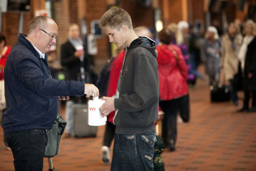 13-årige Clemens Vortagen Rothe fra Bordings Friskole var i morges på Københavns Hovedbanegård for at samle ind til Børns Vilkår. Foto: Klaus Holsting.