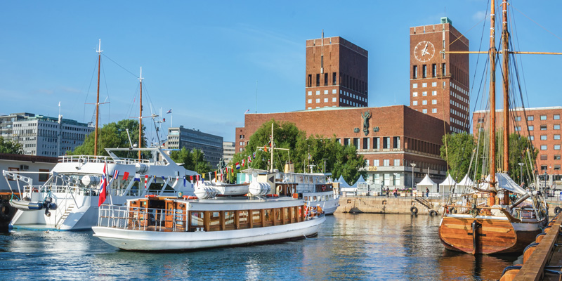 Både ved havnefronten ved Oslo Rådhus